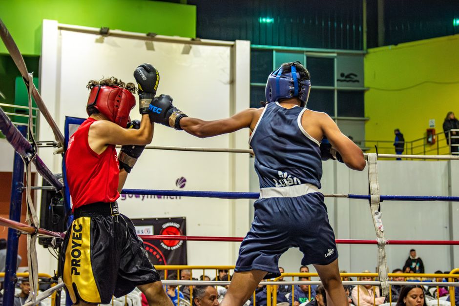 Zwei Boxer im Amateurkampf in einer Halle