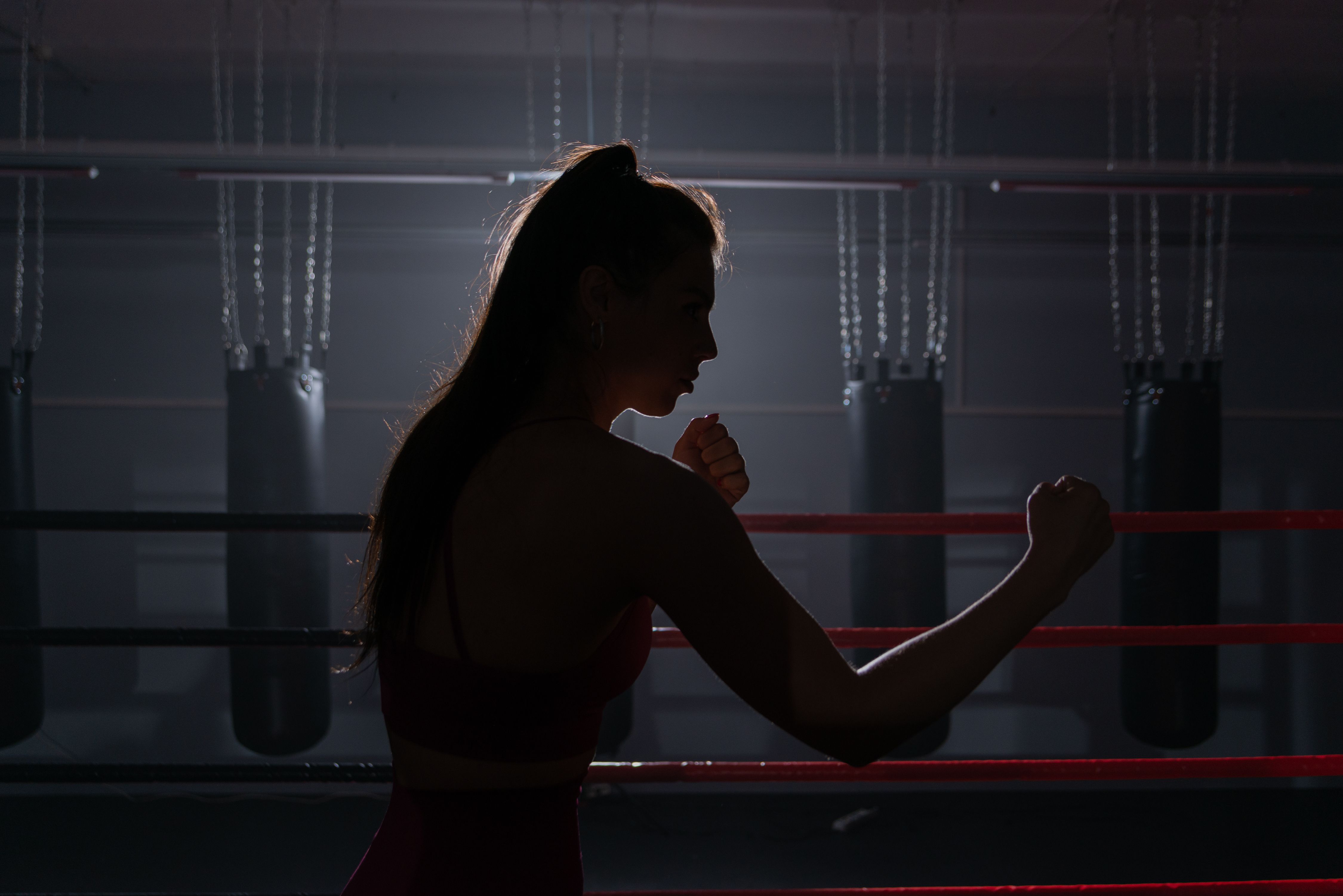Silhouette einer Boxerin im Gym