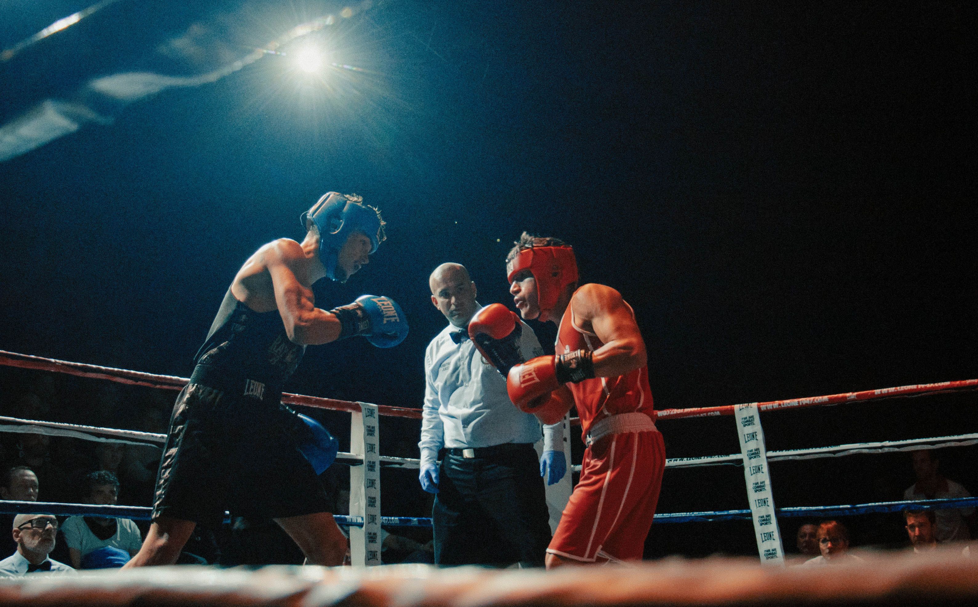 Zwei Boxer im Kampf unter Arenalichtern