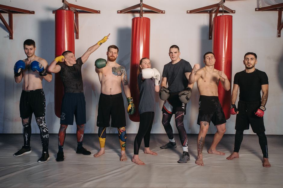 Gruppe von Athleten im Boxgym beim Fitnesstraining