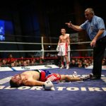 Ringrichter zählt Niederschlag eines Boxers im Ring