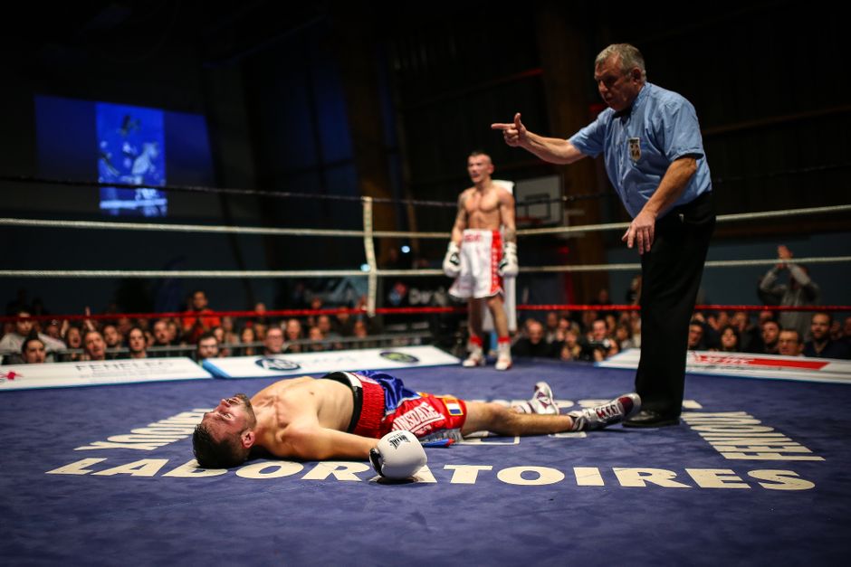 Ringrichter zählt Niederschlag eines Boxers im Ring