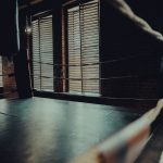 Leerer Boxring in einem atmosphärischen Gym mit Backsteinwänden