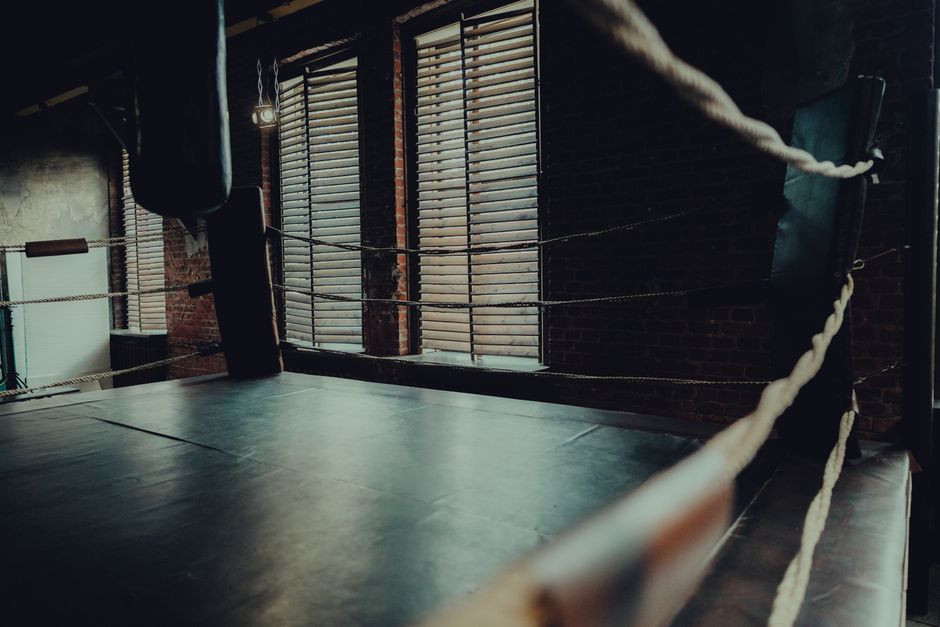 Leerer Boxring in einem atmosphärischen Gym mit Backsteinwänden