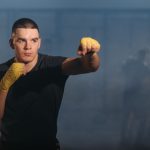 Boxer beim Schattenboxen in der Grundstellung im Training