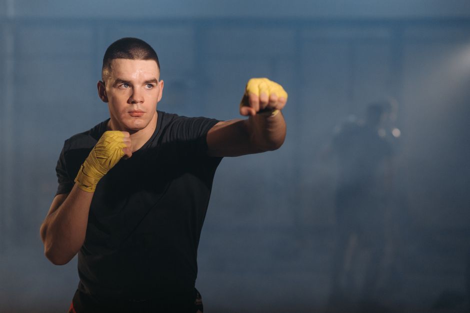 Boxer beim Schattenboxen in der Grundstellung im Training