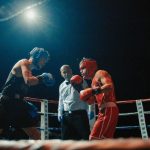 Zwei Boxer in einem intensiven Profikampf unter Arenalichtern